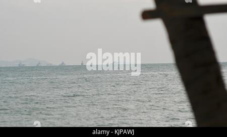 50ème anniversaire de l'ASEAN examen de la flotte internationale 2017 navires de la marine dans le golfe de Thaïlande photographiés un jour pluvieux difficile à voir Banque D'Images