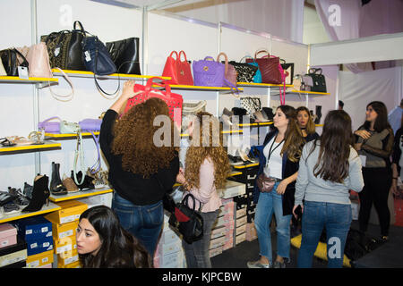 Biel, Beyrouth, Liban. 24 Nov, 2017. Shopping femmes sacs à main. Beyrouth Liban Crédit : Mohamad Itani/Alamy Live News Banque D'Images