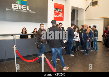 Biel, Beyrouth, Liban. 24 Nov, 2017. Beyrouth Liban Les gens au bureau d'inscription pour le marché du Vendredi noir Crédit : Mohamad Itani/Alamy Live News Banque D'Images