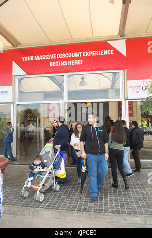 Biel, Beyrouth, Liban. 24 Nov, 2017. Les gens à l'entrée du marché du Vendredi noir Beyrouth Liban Crédit : Mohamad Itani/Alamy Live News Banque D'Images