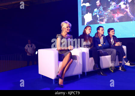 Pologne, Nadarzyn, 24 novembre 2017: Pologne: Pamela Anderson, Holland Roden, Afshan Azad visite la deuxième Comic con de Varsovie. ©Madeleine Ratz/Alay Live News Banque D'Images