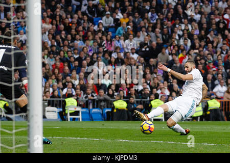 Madrid, Espagne. 25 novembre, 2017. Karim Benzema (9) joueur du Real Madrid. Roberto Jimenez (1) Malaga CF's player. La Liga entre le Real Madrid vs Malaga CF au Santiago Bernabeu à Madrid, Espagne, le 25 novembre 2017 . Más Información Gtres Crédit : Comuniación sur ligne, S.L./Alamy Live News Banque D'Images