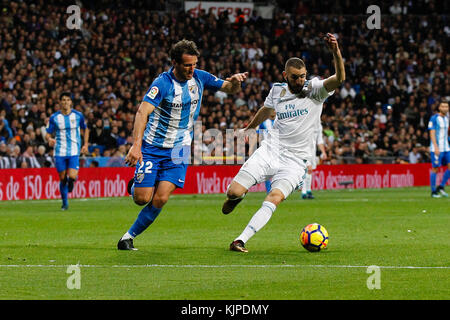 Madrid, Espagne. 25 novembre, 2017. Paul Baysse (22) Malaga CF's player. Karim Benzema (9) joueur du Real Madrid. La Liga entre le Real Madrid vs Malaga CF au Santiago Bernabeu à Madrid, Espagne, le 25 novembre 2017 . Más Información Gtres Crédit : Comuniación sur ligne, S.L./Alamy Live News Banque D'Images