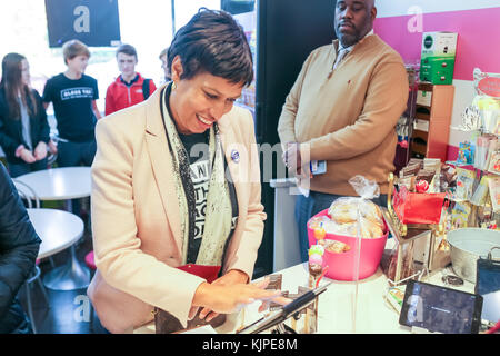 Washington, États-Unis. 25th novembre 2017. Washington, DC le maire Muriel Bowser visite la petite entreprise, cuit par Yael, une boulangerie, dans la section nord-ouest de D.C., sur la petite entreprise Samedi crédit: Joseph Gruber/Alay Live News Banque D'Images
