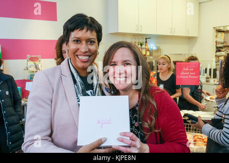 Washington, États-Unis. 25th novembre 2017. Washington, DC le maire Muriel Bowser visite la petite entreprise, cuit par Yael, une boulangerie, dans la section nord-ouest de D.C., sur la petite entreprise Samedi crédit: Joseph Gruber/Alay Live News Banque D'Images