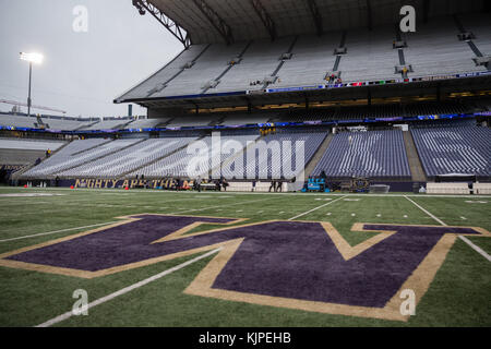 25 novembre 2017 : Le mot ''Grâce'' va à travers les sièges de stade Husky pour un match entre les Cougars de l'État de Washington et le Washington Huskies au champ d'Alaska Airlines au Husky Stadium à Seattle, WA, le 25 novembre 2017. Sean Brown/CSM Banque D'Images