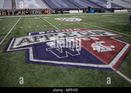 25 novembre 2017 : Le logo Apple Cup est peint sur le terrain pour le 110e de la coupe d'Apple entre les Cougars de l'État de Washington et le Washington Huskies au champ d'Alaska Airlines au Husky Stadium à Seattle, WA, le 25 novembre 2017. Sean Brown/CSM Banque D'Images