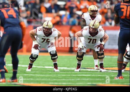 Syracuse, New York, USA. 25Th Nov, 2017. Boston College Eagles poseurs offensive Chris Lindstrom (75) et John Phillips (70) en action au cours de la première moitié d'un NCAA football match contre l'Orange de Syracuse le samedi, Novembre 25, 2017 au Carrier Dome à Syracuse, New York. Barnes riche/CSM/Alamy Live News Banque D'Images