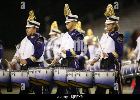 25 novembre 2017 : la Fanfare des Huskies de Washington prend le terrain avant un match entre les Cougars de l'État de Washington et le Washington Huskies au champ d'Alaska Airlines au Husky Stadium à Seattle, WA, le 25 novembre 2017. Sean Brown/CSM Banque D'Images