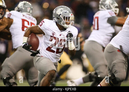25 novembre 2017 : l'État de Washington d'utiliser de nouveau les couguars Jamal Morrow (25) exécute la balle lors d'un match entre le Washington State Cougars et le Washington Huskies au champ d'Alaska Airlines au Husky Stadium à Seattle, WA, le 25 novembre 2017. Sean Brown/CSM Banque D'Images