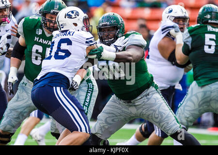 25 novembre 2017 - Hawaii Rainbow Warriors offensive ligne Dejon Allen # 50 bloque un joueur lors de BYU L'action entre l'Hawaii Rainbow Warriors et les BYU Cougars au champ d'Hawaiian Airlines à l'Aloha Stadium d'Honolulu, HI. - Glenn Yoza/CSM Banque D'Images