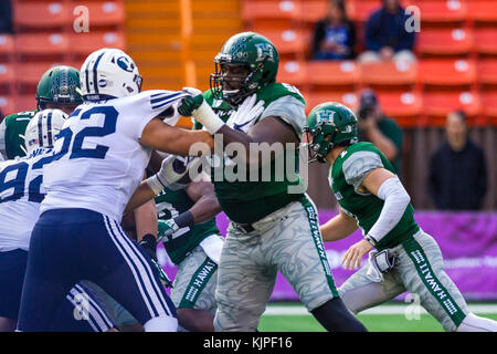 25 novembre 2017 - Hawaii Rainbow Warriors offensive ligne Dejon Allen # 50 bloque un joueur lors de BYU L'action entre l'Hawaii Rainbow Warriors et les BYU Cougars au champ d'Hawaiian Airlines à l'Aloha Stadium d'Honolulu, HI. - Glenn Yoza/CSM Banque D'Images