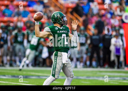 25 novembre 2017 - Hawaii Rainbow Warriors quarterback Dru Brown # 2 lance une passer en cas de l'action entre l'Hawaii Rainbow Warriors et les BYU Cougars au champ d'Hawaiian Airlines à l'Aloha Stadium d'Honolulu, HI. - Glenn Yoza/CSM Banque D'Images