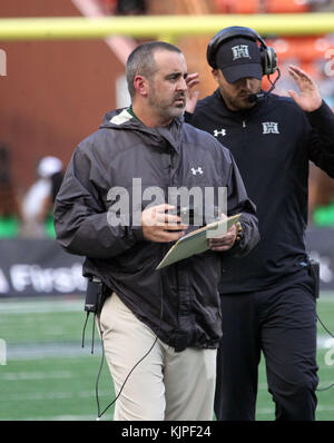 25 novembre 2017 - Hawaii Rainbow Warriors l'entraîneur-chef Nick Rolovich en action entre les Cougars de Brigham Young et de l'Indiana Rainbow Warriors à l'Aloha Stadium d'Honolulu, Hawaii - Michael Sullivan/CSM Banque D'Images