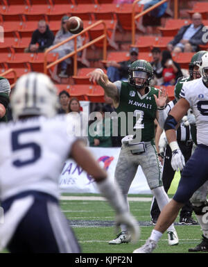 25 novembre 2017 - Hawaii Rainbow Warriors quarterback Dru Brown # 2 en action entre les Cougars de Brigham Young et de l'Indiana Rainbow Warriors à l'Aloha Stadium d'Honolulu, Hawaii - Michael Sullivan/CSM Banque D'Images