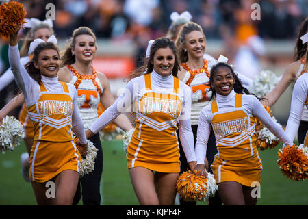 25 novembre 2017 : New York bénévoles cheerleaders exécuter sur le champ avant de la NCAA Football match entre les bénévoles de l'Université du Tennessee et de l'Université Vanderbilt Commodores à Neyland Stadium à Knoxville, TN Tim Gangloff/CSM Crédit : Cal Sport Media/Alamy Live News Banque D'Images