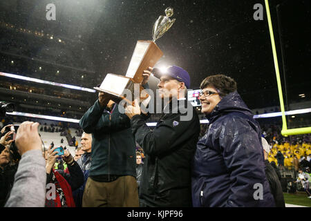 25 novembre 2017 : l'entraîneur-chef des Huskies de Washington Chris Petersen hisse le Tasse Apple après un match entre le Washington State cougars et les Washington Huskies au champ d'Alaska Airlines au Husky Stadium à Seattle, WA, le 25 novembre 2017. Les Huskies défait les Cougars 41-14. Sean Brown/CSM Banque D'Images