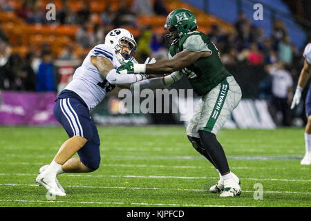 25 novembre 2017 - Hawaii Rainbow Warriors offensive ligne Dejon Allen # 50 bloque un joueur lors de BYU L'action entre l'Hawaii Rainbow Warriors et les BYU Cougars au champ d'Hawaiian Airlines à l'Aloha Stadium d'Honolulu, HI. - Glenn Yoza/CSM Banque D'Images