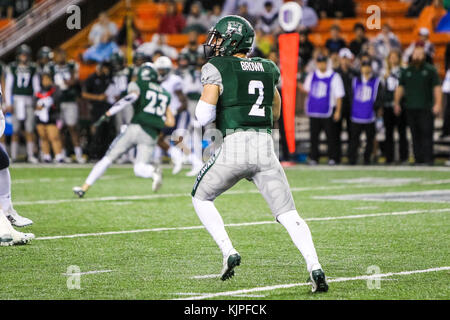 25 novembre 2017 - Hawaii Rainbow Warriors quarterback Dru Brown # 2 revient à passer au cours de l'action entre l'Hawaii Rainbow Warriors et les BYU Cougars au champ d'Hawaiian Airlines à l'Aloha Stadium d'Honolulu, HI. - Glenn Yoza/CSM Banque D'Images