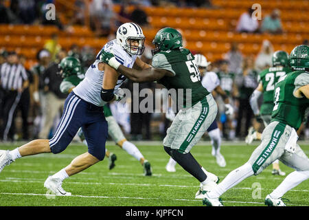 25 novembre 2017 - Hawaii Rainbow Warriors offensive ligne Dejon Allen # 50 bloque un joueur lors de BYU L'action entre l'Hawaii Rainbow Warriors et les BYU Cougars au champ d'Hawaiian Airlines à l'Aloha Stadium d'Honolulu, HI. - Glenn Yoza/CSM Banque D'Images