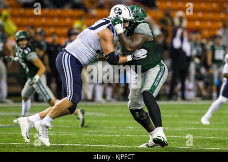 25 novembre 2017 - Hawaii Rainbow Warriors offensive ligne Dejon Allen # 50 bloque un joueur lors de BYU L'action entre l'Hawaii Rainbow Warriors et les BYU Cougars au champ d'Hawaiian Airlines à l'Aloha Stadium d'Honolulu, HI. - Glenn Yoza/CSM Banque D'Images