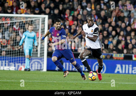 Valence, Espagne. 26 nov, 2017. luis Suarez, du FC Barcelone (l) en action contre geoffrey kondogbia de valence cf au cours de l'espagnol la liga match entre Valence CF vs FC Barcelone au stade Mestalla le 26 novembre 2017. crédit : gtres información más comuniación sur ligne, s.l./Alamy live news Banque D'Images