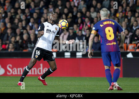 Valence, Espagne. Nov 26, 2017 Geoffrey kondogbia de valence cf (l) au cours de l'espagnol la liga match entre Valence CF vs FC Barcelone au stade Mestalla le 26 novembre 2017. crédit : gtres información más comuniación sur ligne, s.l./Alamy live news Banque D'Images