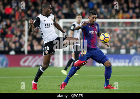 Valence, Espagne. Nov 26, 2017 Geoffrey kondogbia de valence cf en action contre l'joenior josž paulo bezerra maciel, paulinho du FC Barcelone au cours de l'espagnol la liga match entre Valence CF vs FC Barcelone au stade Mestalla le 26 novembre 2017. crédit : gtres información más comuniación sur ligne, s.l./Alamy live news Banque D'Images