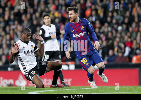 Valence, Espagne. Nov 26, 2017 Geoffrey kondogbia de valence cf (l) réagit avec lionel messi du FC Barcelone au cours de l'espagnol la liga match entre Valence CF vs FC Barcelone au stade Mestalla le 26 novembre 2017. crédit : gtres información más comuniación sur ligne, s.l./Alamy live news Banque D'Images