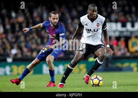 Valence, Espagne. 26 nov, 2017. aleix vidal, du FC Barcelone (l) en action contre geoffrey kondogbia de valence cf au cours de l'espagnol la liga match entre Valence CF vs FC Barcelone au stade Mestalla le 26 novembre 2017. crédit : gtres información más comuniación sur ligne, s.l./Alamy live news Banque D'Images