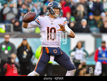 Philadelphie, Pennsylvanie, USA. 26 Nov, 2017. Trubisky Mitchell (10) de l'ours de Chicago a l'air d'adopter au cours d'un match contre les Eagles de Philadelphie au Lincoln Financial Field à Philadelphie, Pennsylvanie. Gregory Vasil/Cal Sport Media/Alamy Live News Banque D'Images