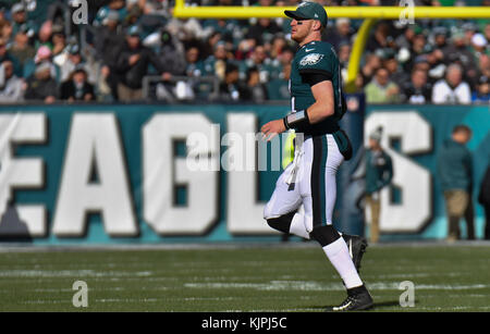 Philadelphie, Pennsylvanie, USA. 26 Nov, 2017. Carson Wentz (11) de la Philadelphia Eagles avant un match contre les Bears de Chicago au Lincoln Financial Field à Philadelphie, Pennsylvanie. Gregory Vasil/Cal Sport Media/Alamy Live News Banque D'Images