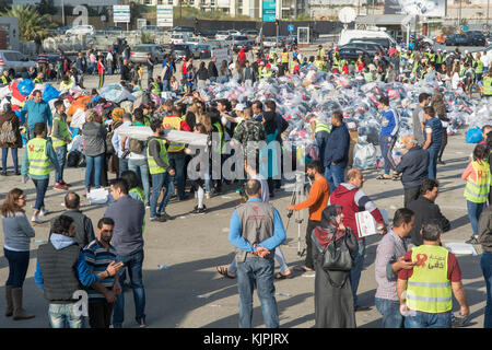 Marytrs' square, Beyrouth, Liban, le 26 nov 2017, les réfugiés syriens en attente pour les dons de Beyrouth , Liban, crédit : mohamad itani / alamy live news Banque D'Images