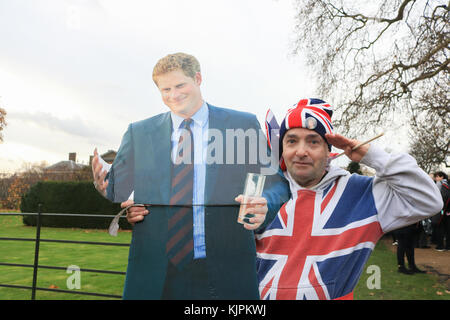 Londres, Royaume-Uni. 27 nov, 2017. royal bien-wisher john loughrey, à l'extérieur de Kensington Palace avec un carton de découpe, le prince Harry qui a annoncé son engagement à meghan markle crédit : amer ghazzal/Alamy live news Banque D'Images