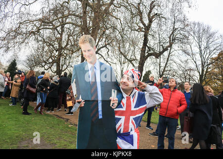 Londres, Royaume-Uni. 27 nov, 2017. royal bien-wisher john loughrey, à l'extérieur de Kensington Palace avec un carton de découpe, le prince Harry qui a annoncé son engagement à meghan markle crédit : amer ghazzal/Alamy live news Banque D'Images