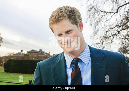 Londres, Royaume-Uni. 27 Nov, 2017. Une découpe en carton à l'extérieur du palais de Kensington, le prince Harry qui a annoncé son engagement à Meghan Markle Crédit : amer ghazzal/Alamy Live News Banque D'Images