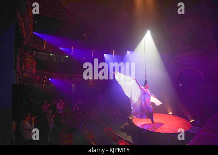 Londres, Royaume-Uni. 27 novembre 2017. Fancy chance, Hairhang, qui fait partie de la Soiree, pièce primée Olivier, revient à Londres au théâtre Aldwych récemment rénové, avec des places assises et une variété d'artistes de cabaret, du 24 novembre 2017 au 3 février 2018. Date de la photo : lundi 27 novembre 2017. Crédit : Roger Garfield/Alay Live News Banque D'Images