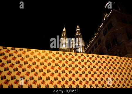 Vienne, Autriche. 26th novembre 2017. De la mi-novembre à la fin décembre, de nombreux petits et grands marchés de Noël à Vienne attirent le punch, les biscuits sucrés, les arts et l'artisanat et le kitsch. Presque chaque quartier viennois a un ou l'autre marché de Noël qui vous invite à flâner et à s'attarder. La photo montre le plus grand marché de Noël de Vienne sur la place de l'hôtel de ville, en face de l'hôtel de ville. Credit: Franz PERC / Alamy Live News Banque D'Images