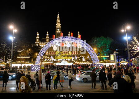 Vienne, Autriche. 26th novembre 2017. De la mi-novembre à la fin décembre, de nombreux petits et grands marchés de Noël à Vienne attirent le punch, les biscuits sucrés, les arts et l'artisanat et le kitsch. Presque chaque quartier viennois a un ou l'autre marché de Noël qui vous invite à flâner et à s'attarder. La photo montre le plus grand marché de Noël de Vienne sur la place de l'hôtel de ville, en face de l'hôtel de ville. Credit: Franz PERC / Alamy Live News Banque D'Images