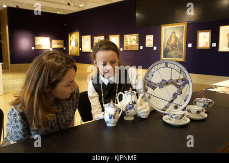 Londres, Royaume-Uni. 28 Nov, 2017. Une photo appel de Bonhams Fédération de vente a eu lieu aujourd'hui. Les points forts : Une des premières républiques Service à thé en porcelaine décoré de motifs industriels, estimé à £000 40,000-60. La vente elle-même est le 29 novembre 2017. Credit : Keith Larby/Alamy Live News Banque D'Images