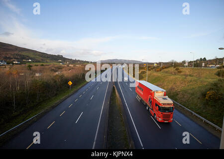 Le trafic de marchandises transfrontalier sur la N1/M1 d'autoroute traversant la frontière entre l'irlandais en Irlande du Nord et en République d'Irlande et bientôt le poste frontière terrestre de l'UE Royaume-uni Brexit. Passé les buissons sur la gauche est l'Irlande du Nord, le côté droit de la République d'Irlande. Au-delà du virage de la route looknig nord est de l'Irlande du Nord. Credit : Radharc Images/Alamy Live News Banque D'Images