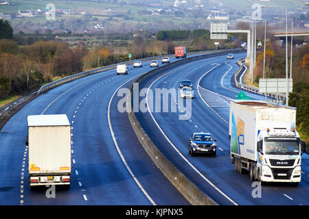 Transport transfrontalier et la circulation des véhicules sur la N1/M1 d'autoroute traversant la frontière entre l'irlandais en Irlande du Nord et en République d'Irlande et bientôt le poste frontière terrestre de l'UE Royaume-uni Brexit. Passé les buissons sur la gauche est l'Irlande du Nord, le côté droit de la République d'Irlande. Au-delà du virage de la route looknig nord est de l'Irlande du Nord. Credit : Radharc Images/Alamy Live News Banque D'Images