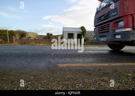 Le trafic passant vieux irlandais désaffectées poste de douane, sur la frontière entre l'irlandais en Irlande du Nord et en République d'Irlande et bientôt le poste frontière terrestre de l'UE Royaume-uni Brexit. Le poste frontière de la République d'Irlande du tarmac divisé dans la route marque la frontière sur la route A1 l'ancienne route principale entre Belfast et Dublin. Credit : Radharc Images/Alamy Live News Banque D'Images