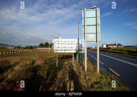 Bureau de douane irlandais désaffecté près de la frontière entre l'irlandais en Irlande du Nord et en République d'Irlande et bientôt le poste frontière terrestre de l'UE Royaume-uni Brexit. Le poste frontière est à quelques centaines de mètres à l'intérieur de la République de l'Irlande sur l'A1 l'ancienne route principale entre Belfast et Dublin. Credit : Radharc Images/Alamy Live News Banque D'Images