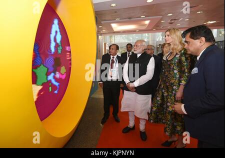 Hyderabad, Inde. 28 novembre 2017. Le premier ministre indien Narendra Modi, à gauche, escorte Ivanka Trump, fille du président américain Donald Trump, lors d’une visite à l’exposition virtuelle du Sommet mondial de l’entrepreneuriat au Palais des congrès d’Hyderabad le 28 novembre 2017 à Hyderabad, en Inde. La première fille et conseillère présidentielle dirige la délégation américaine au sommet annuel. Crédit : Planetpix/Alamy Live News Banque D'Images