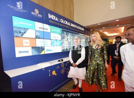 Hyderabad, Inde. 28 novembre 2017. Le premier ministre indien Narendra Modi, au centre, et Ivanka Trump, fille du président américain Donald Trump, lors d’une visite à l’exposition virtuelle au Sommet mondial de l’entrepreneuriat au centre des congrès d’Hyderabad le 28 novembre 2017 à Hyderabad, en Inde. La première fille et conseillère présidentielle dirige la délégation américaine au sommet annuel. Crédit : Planetpix/Alamy Live News Banque D'Images