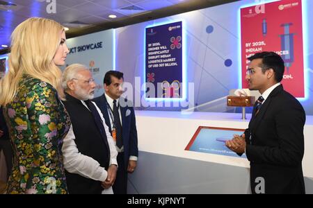 Hyderabad, Inde. 28 novembre 2017. Le premier ministre indien Narendra Modi, au centre, et Ivanka Trump, fille du président américain Donald Trump, lors d’une visite à l’exposition virtuelle au Sommet mondial de l’entrepreneuriat au centre des congrès d’Hyderabad le 28 novembre 2017 à Hyderabad, en Inde. La première fille et conseillère présidentielle dirige la délégation américaine au sommet annuel. Crédit : Planetpix/Alamy Live News Banque D'Images