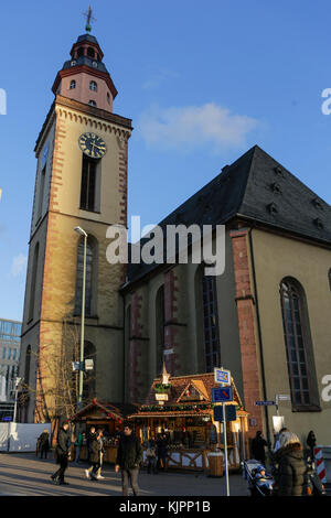 Francfort, Allemagne. 28 novembre 2017. Les gens se promener sur le marché de Noël à l'église St Catherine.. comme l'un des plus anciens marchés de Noël en Allemagne, le marché de Noël à Francfort a lieu chaque année dans le temps de l'avent. c'est aussi, avec environ 3 millions de visiteurs, l'un des plus grands marchés de Noël en Allemagne. Banque D'Images