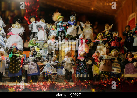Francfort, Allemagne. 28 novembre 2017. un étal vend des figurines traditionnelles. Comme l'un des plus anciens marchés de Noël en Allemagne, le marché de Noël à Francfort a lieu chaque année dans le temps de l'avent. c'est aussi, avec environ 3 millions de visiteurs, l'un des plus grands marchés de Noël en Allemagne. Banque D'Images
