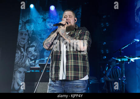 Brighton, UK. 28 nov, 2017. Rory graham mieux connu sous le nom de rag n os homme l'exécution de la dernière nuit d'une capitulation ville spectacle au centre de Brighton, Angleterre. crédit : Jason Richardson/Alamy live news Banque D'Images